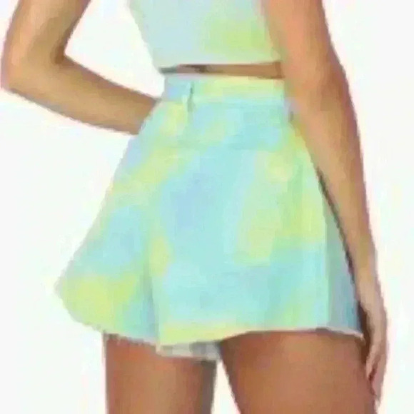 We Wore What Flare Bell Shorts, Stretch Twill Denim in Zvi Tie Tye. Size 27. NWT - Picture 3 of 15